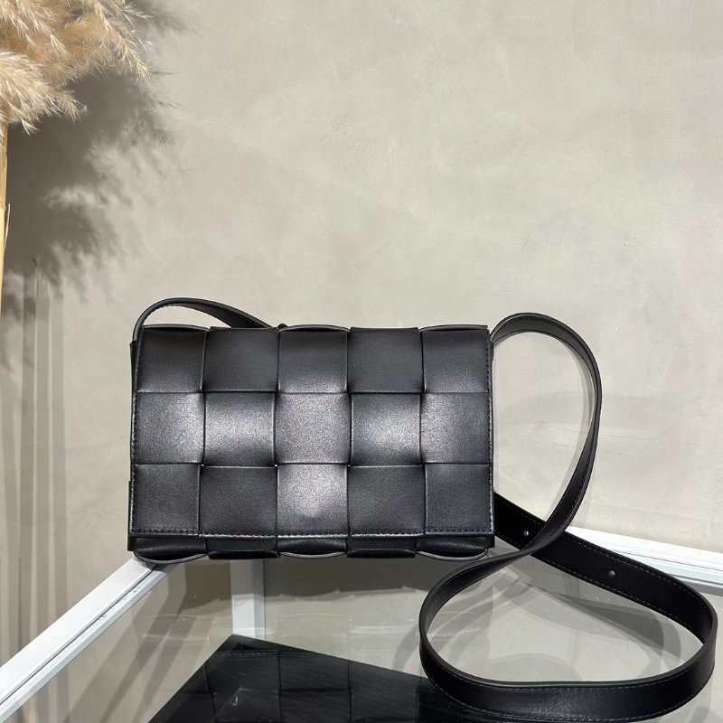 BOTTEGA VENETA Cassette經典三角釦編織包 - 15格黑-0