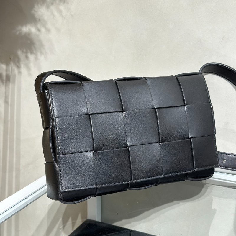 BOTTEGA VENETA Cassette經典三角釦編織包 - 15格黑-2
