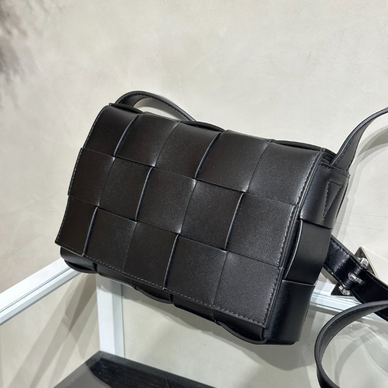 BOTTEGA VENETA Cassette經典三角釦編織包 - 15格黑-3