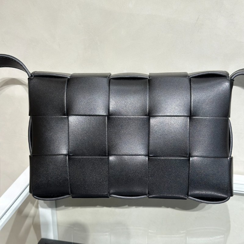 BOTTEGA VENETA Cassette經典三角釦編織包 - 15格黑-4