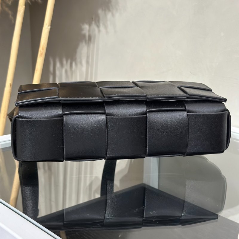 BOTTEGA VENETA Cassette經典三角釦編織包 - 15格黑-5