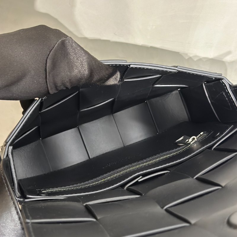 BOTTEGA VENETA Cassette經典三角釦編織包 - 15格黑-6