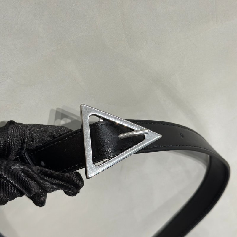 BOTTEGA VENETA Cassette經典三角釦編織包 - 15格黑-7