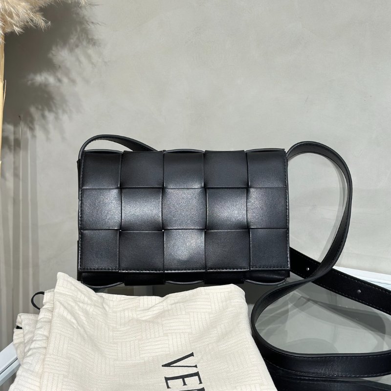 BOTTEGA VENETA Cassette經典三角釦編織包 - 15格黑-8