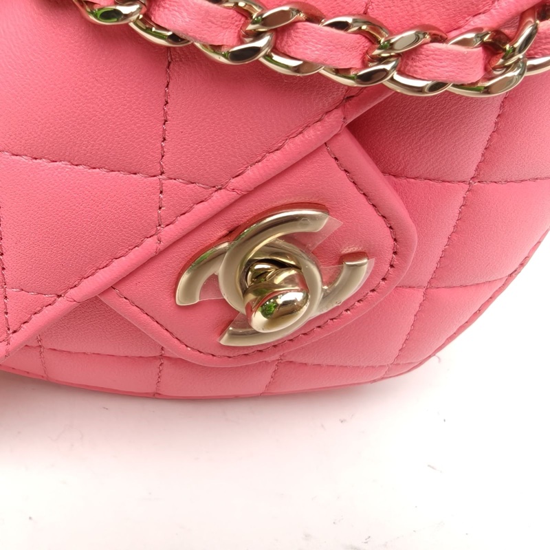 CHANEL 粉色羊皮32開淺金扣22SS桃形愛心斜挎包-4