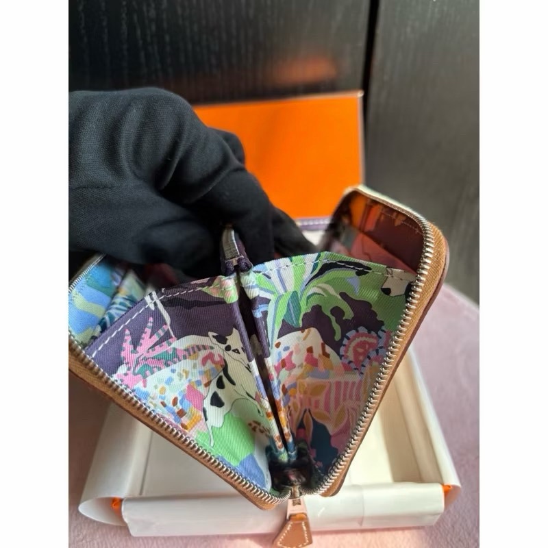 愛馬仕Hermes Hermès 絲巾短夾 金棕色 自由之城 小狗絲巾短夾-1