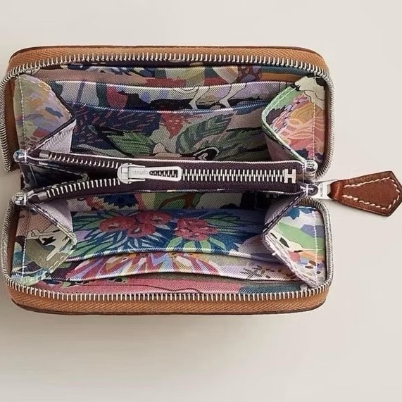愛馬仕Hermes Hermès 絲巾短夾 金棕色 自由之城 小狗絲巾短夾-9