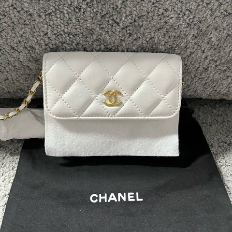 閒置未使用chanel香奈兒經典款白色金扣菱格皮穿鏈鏈條羊皮單肩斜挎包  尺寸:長12.5 高9.5 30開 附件帶塵袋 帶卡