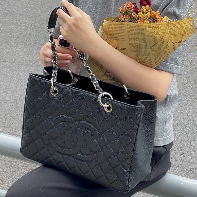 Chanel黑色荔枝牛皮銀釦托特包(稀有商品~~)-1