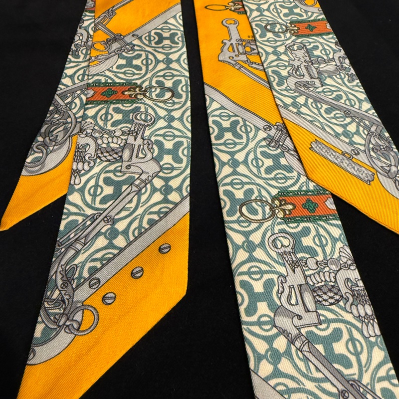 愛馬仕絲巾 超美很好搭 twiily 🩷🩷🩷兩條喔-1