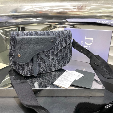 Dior迪奥 马鞍胸包斜挎包