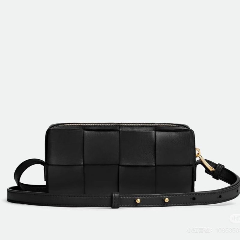 BV黑色編織羊皮拉鍊側背相機包-0