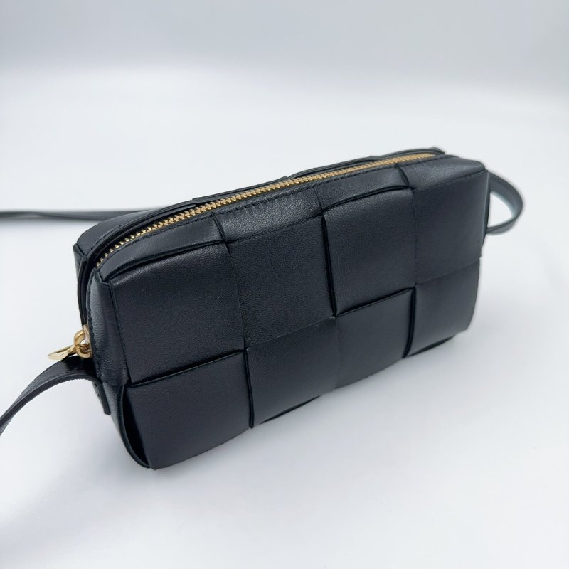 BV黑色編織羊皮拉鍊側背相機包-1