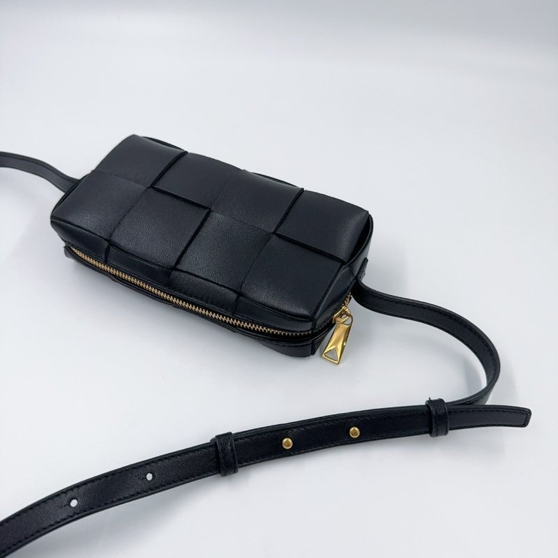 BV黑色編織羊皮拉鍊側背相機包-2