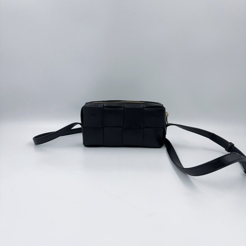 BV黑色編織羊皮拉鍊側背相機包-3