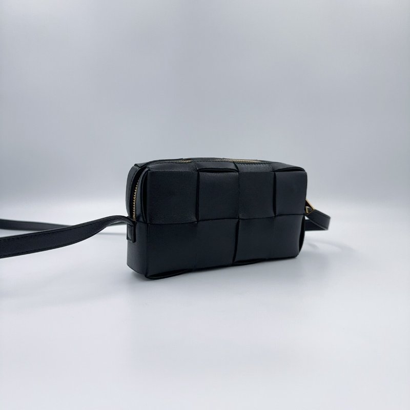 BV黑色編織羊皮拉鍊側背相機包-5