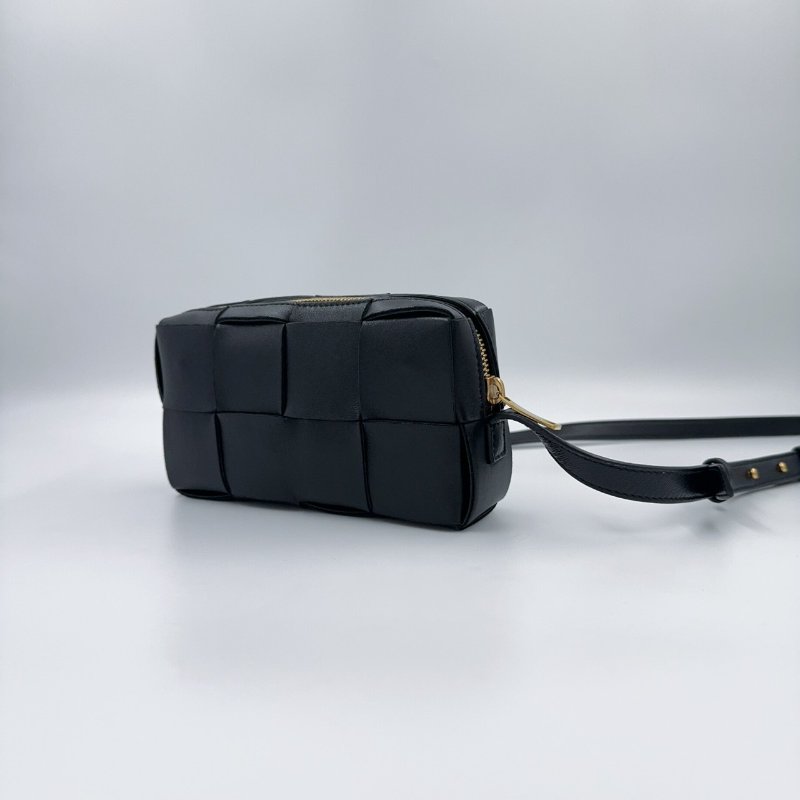 BV黑色編織羊皮拉鍊側背相機包-6