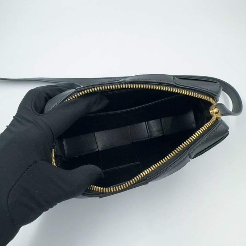 BV黑色編織羊皮拉鍊側背相機包-7