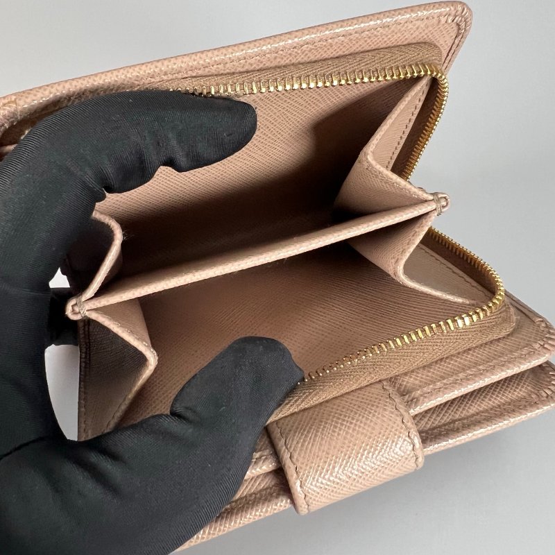 PRADA 奶茶防刮L拉零錢中夾-6