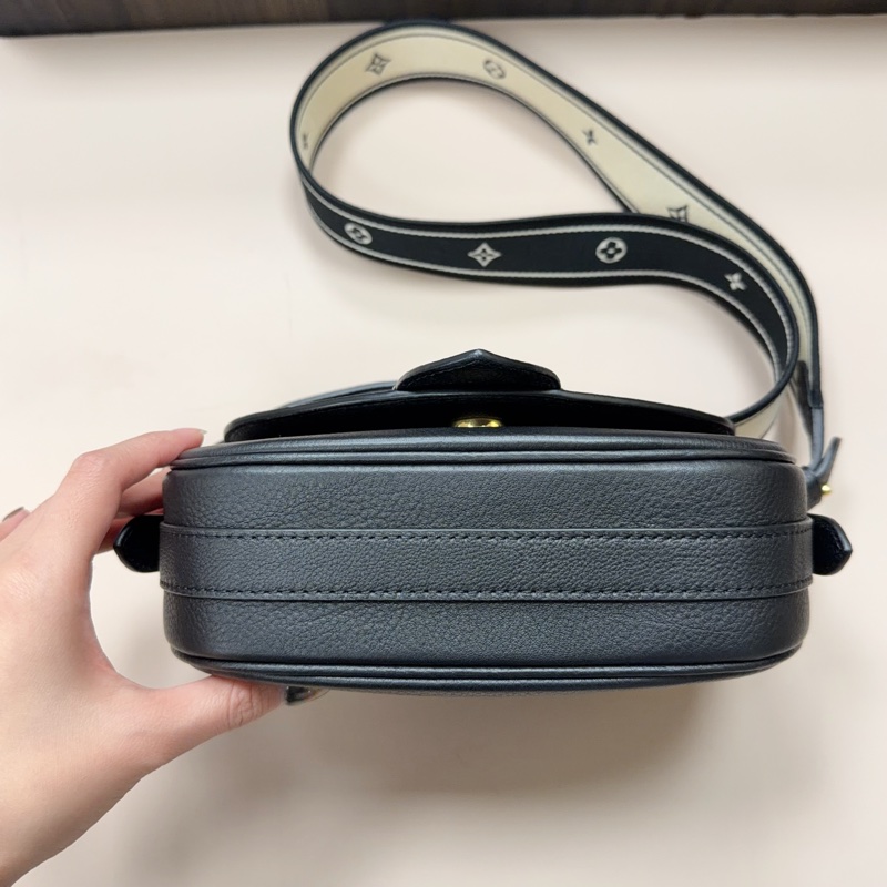LV 黑牛皮金釦 Pont 9 Soft 背帶斜背包-3