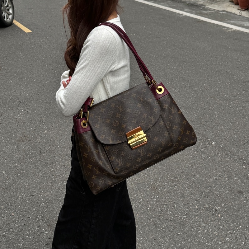 【經典永存🎀】 LV Olympe 經典老花 肩背包 （專櫃價13.6萬）-8