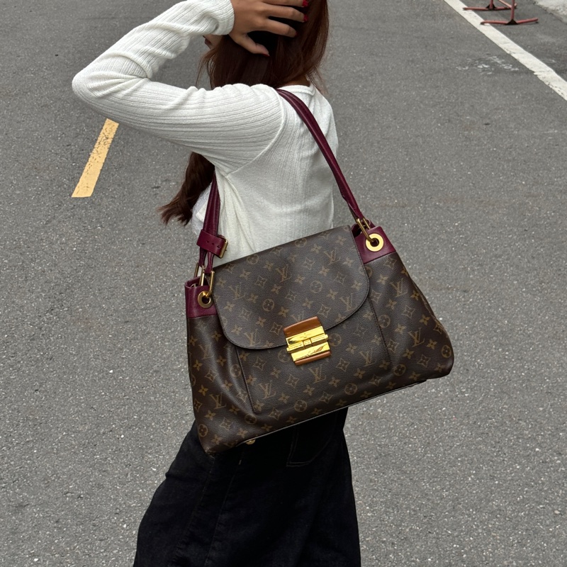 【經典永存🎀】 LV Olympe 經典老花 肩背包 （專櫃價13.6萬）-27