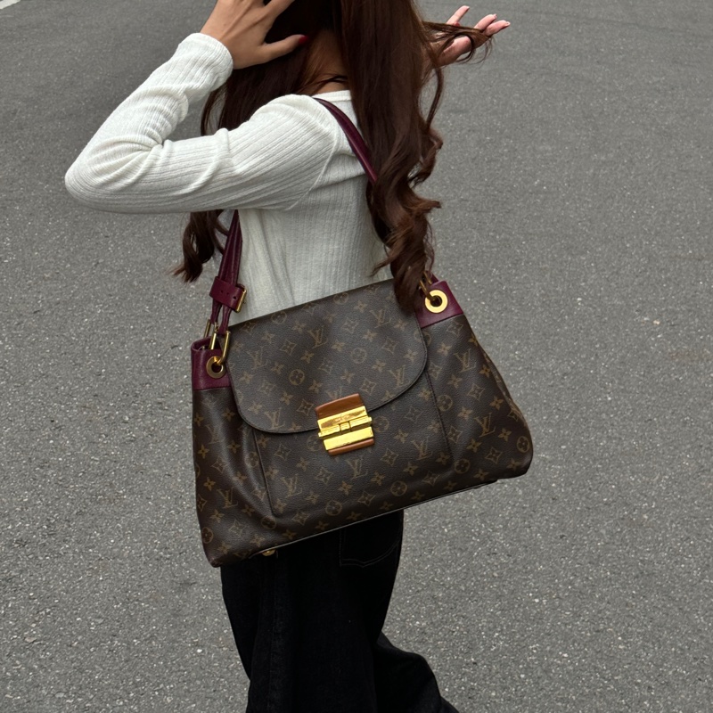 【經典永存🎀】 LV Olympe 經典老花 肩背包 （專櫃價13.6萬）-28