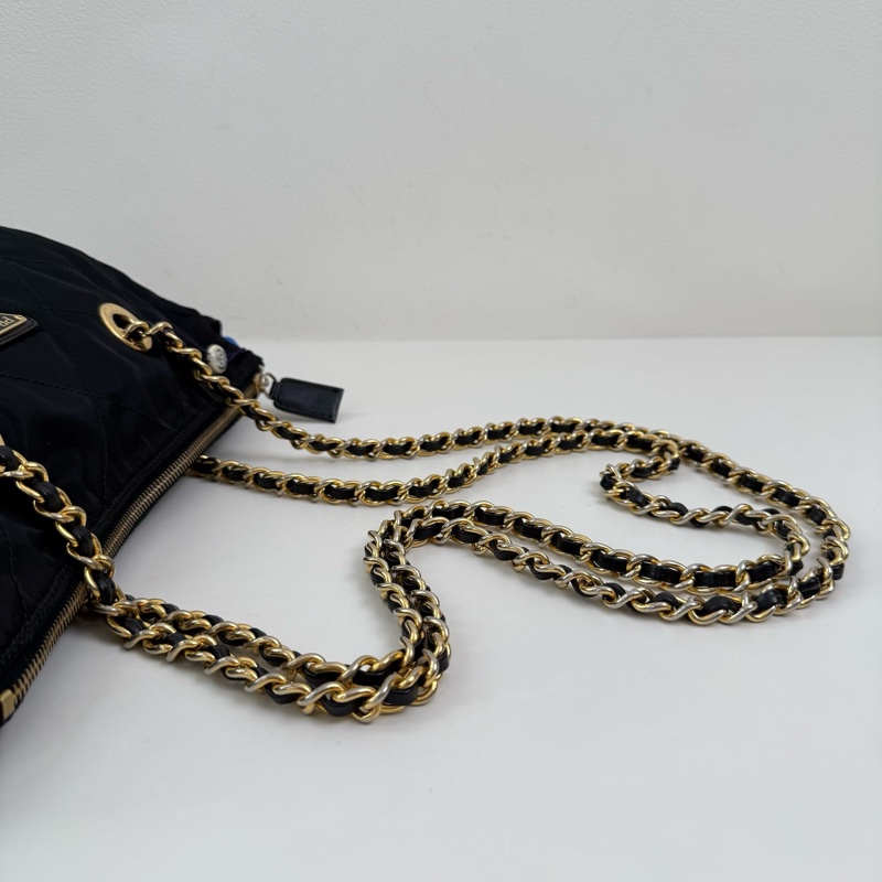 Prada 降落傘鏈條單肩包 黑色 金扣 尺寸：31*25.5*9.5cm-6