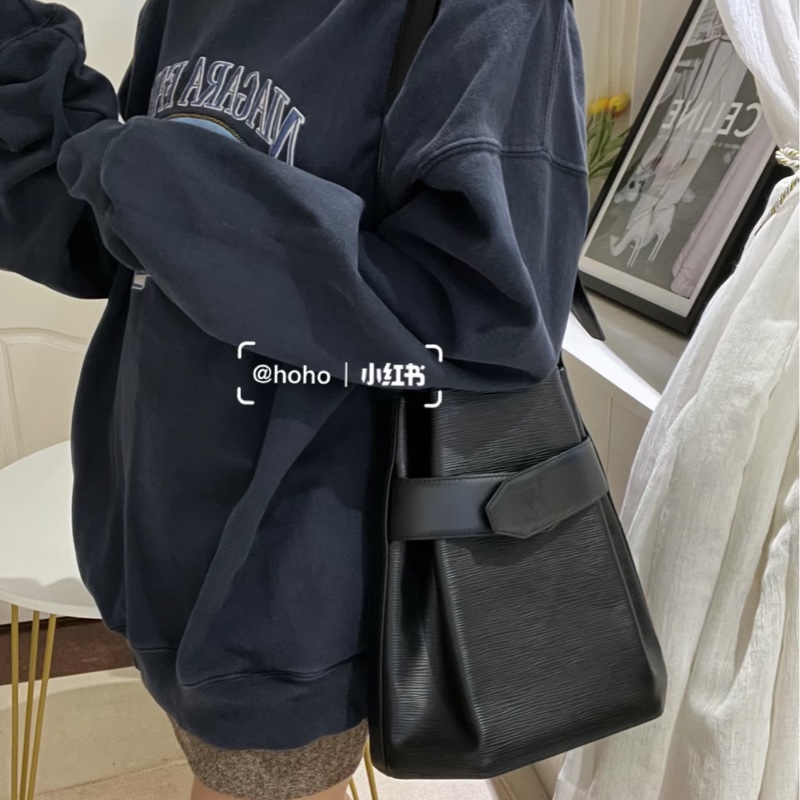 LV 八角水波紋水桶包-1