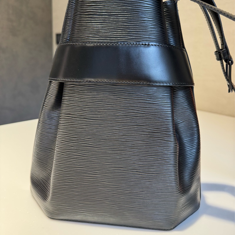 LV 八角水波紋水桶包-4