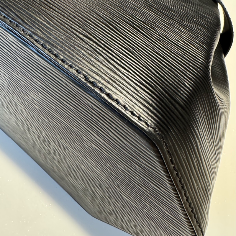 LV 八角水波紋水桶包-12