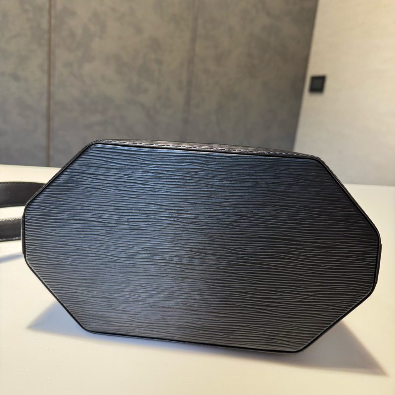 LV 八角水波紋水桶包-13