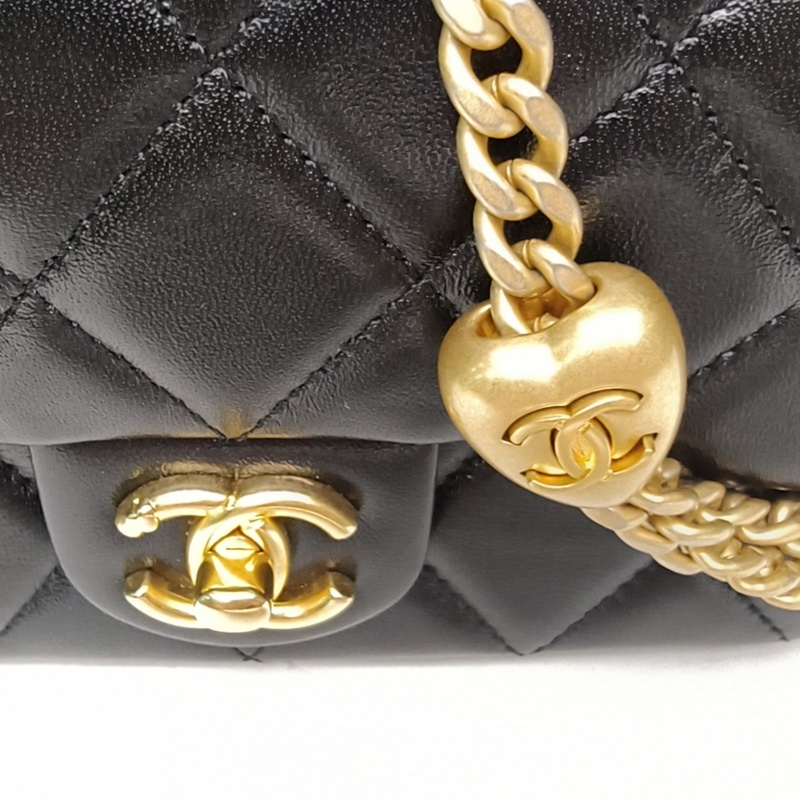 CHANEL 23PCF口蓋包黑色羊皮晶片開金扣愛心金球肩帶-4