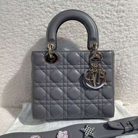 迪奥/Dior 灰色浅金扣 四格戴妃 徽章宽肩带  尺寸：20*17*8 成色好