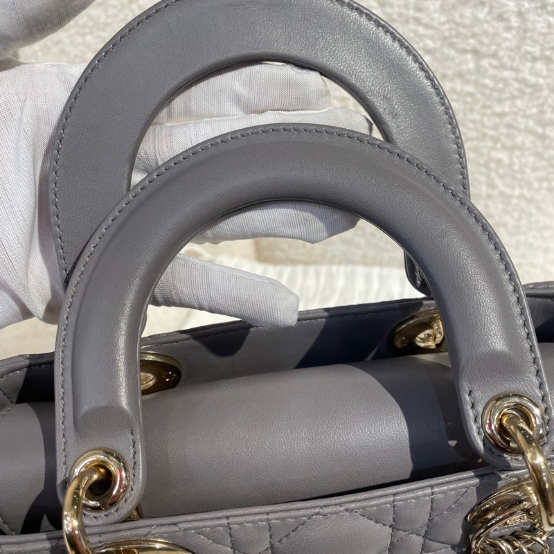 迪奥/Dior 灰色浅金扣 四格戴妃 徽章宽肩带 尺寸:20*17*8 成色好-2