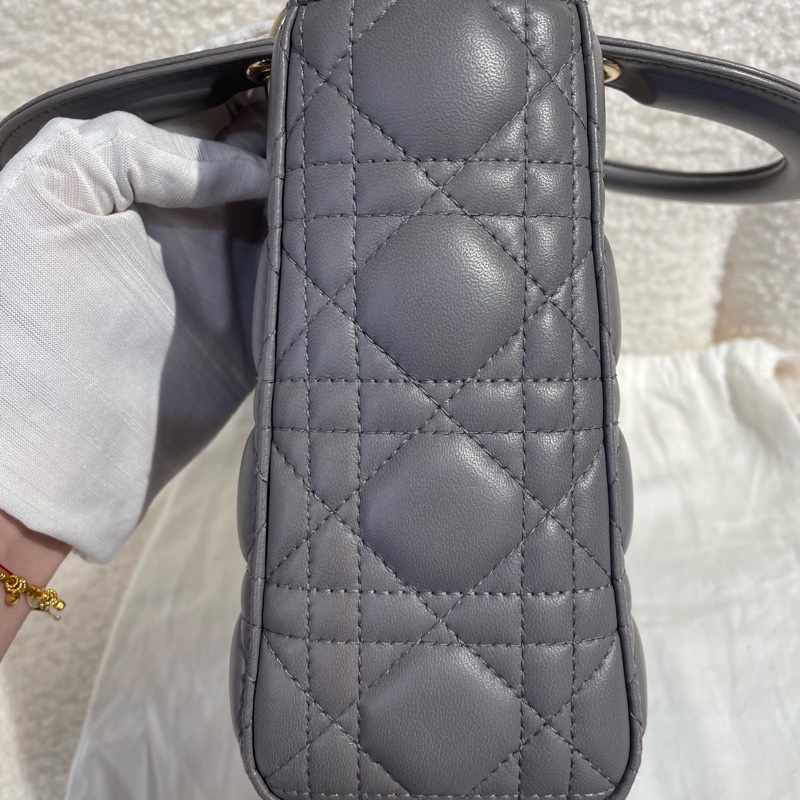 迪奥/Dior 灰色浅金扣 四格戴妃 徽章宽肩带 尺寸:20*17*8 成色好-4