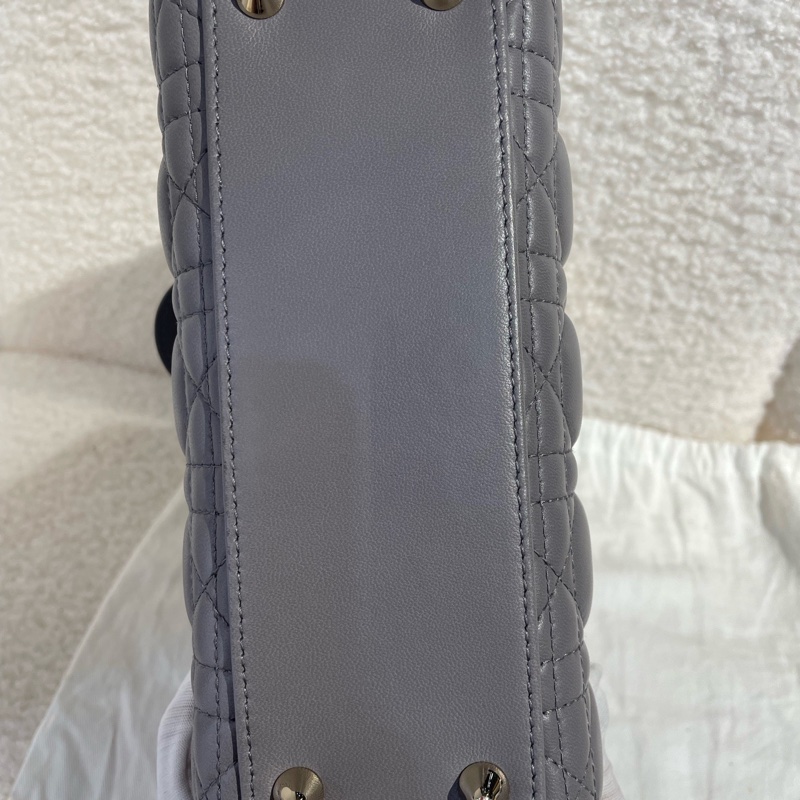 迪奥/Dior 灰色浅金扣 四格戴妃 徽章宽肩带 尺寸:20*17*8 成色好-6