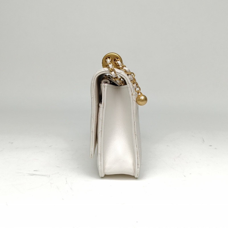 CHANEL 21ACF吸扣WOC白色牛皮晶片開金扣雙金珠皮穿鏈-1