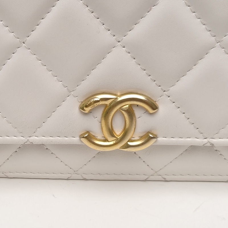 CHANEL 21ACF吸扣WOC白色牛皮晶片開金扣雙金珠皮穿鏈-4