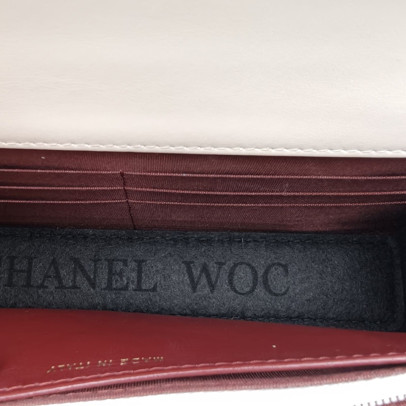 CHANEL 21ACF吸扣WOC白色牛皮晶片開金扣雙金珠皮穿鏈-5