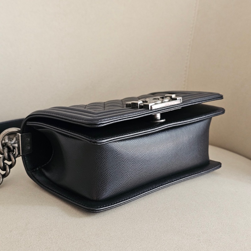 Chanel boy20 黑色荔枝 仿舊銀扣-1