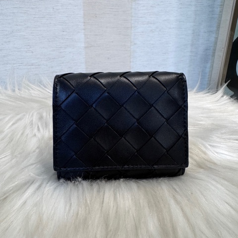 ［ 櫃價$26100 ］BV Small Tri Fold 黑編織三折短夾 晶片款