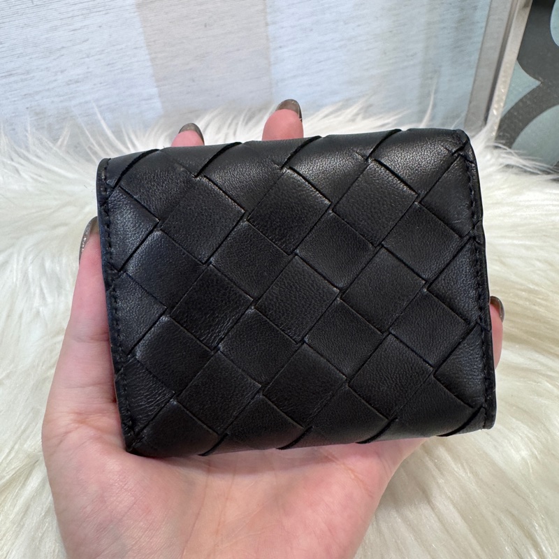［ 櫃價$26100 ］BV Small Tri Fold 黑編織三折短夾 晶片款-1