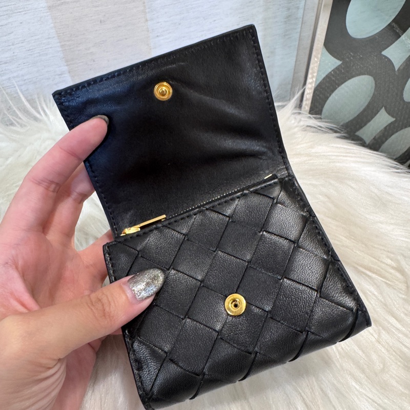［ 櫃價$26100 ］BV Small Tri Fold 黑編織三折短夾 晶片款-5