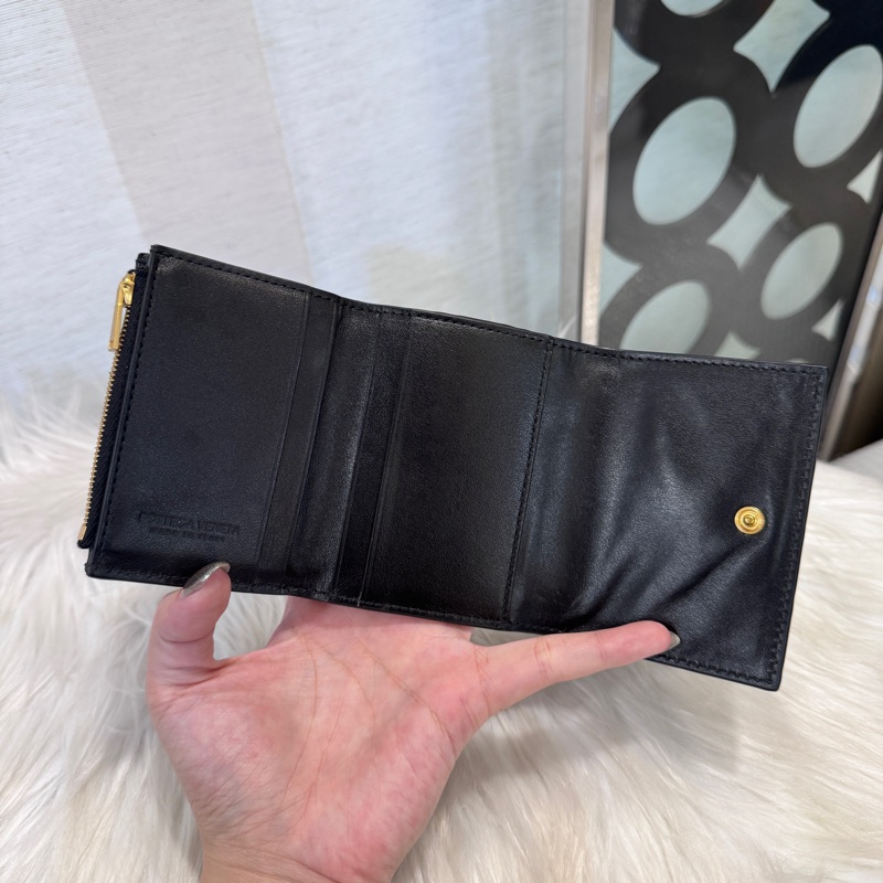 ［ 櫃價$26100 ］BV Small Tri Fold 黑編織三折短夾 晶片款-6