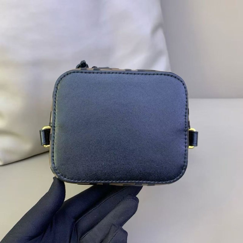 FENDI 棕色經典老花壓紋Mon Tresor 抽繩水桶包12*18*10 99新配件塵袋-3