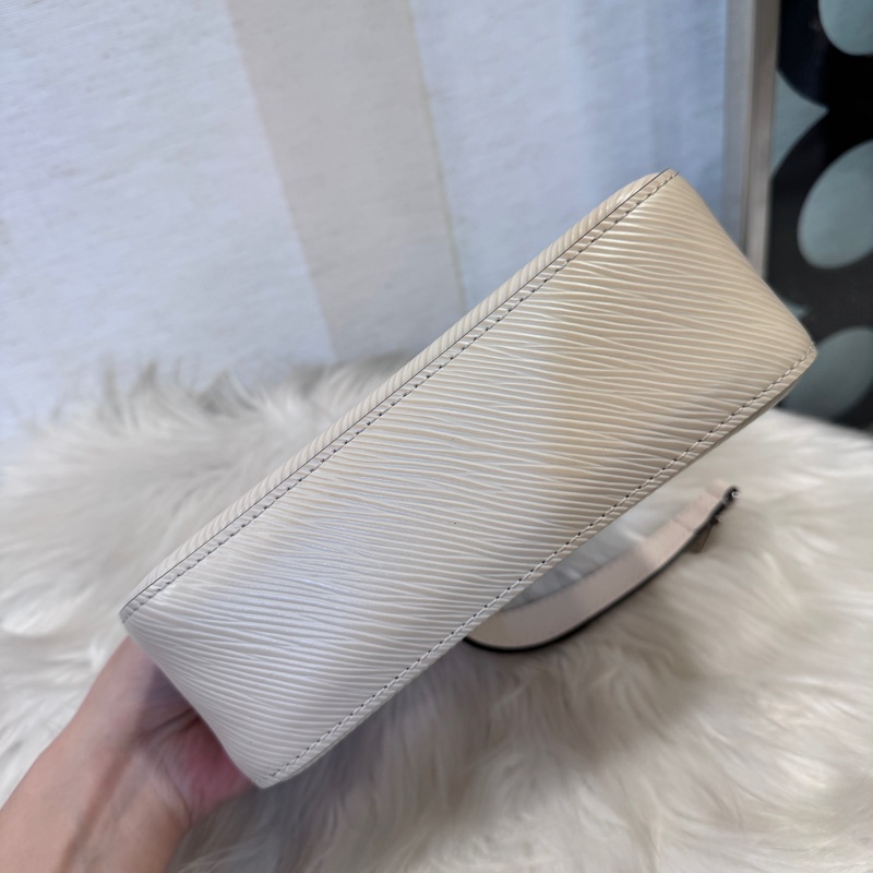 LV Marellini 石英白EPI防刮皮革肩斜背包 晶片款 近全新-8