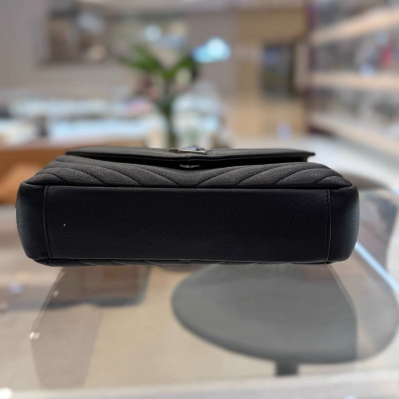 YSL College 黑銀V紋手提郵差包24*17*6.5  98新配件塵袋-2