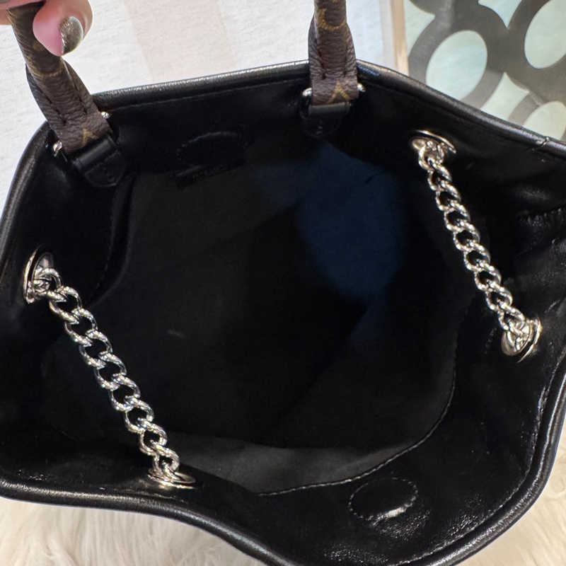 [ 櫃價$124000 ］LV Off Duty Backpack Vibe 黑羊皮束口後背包 新款 近全新-9