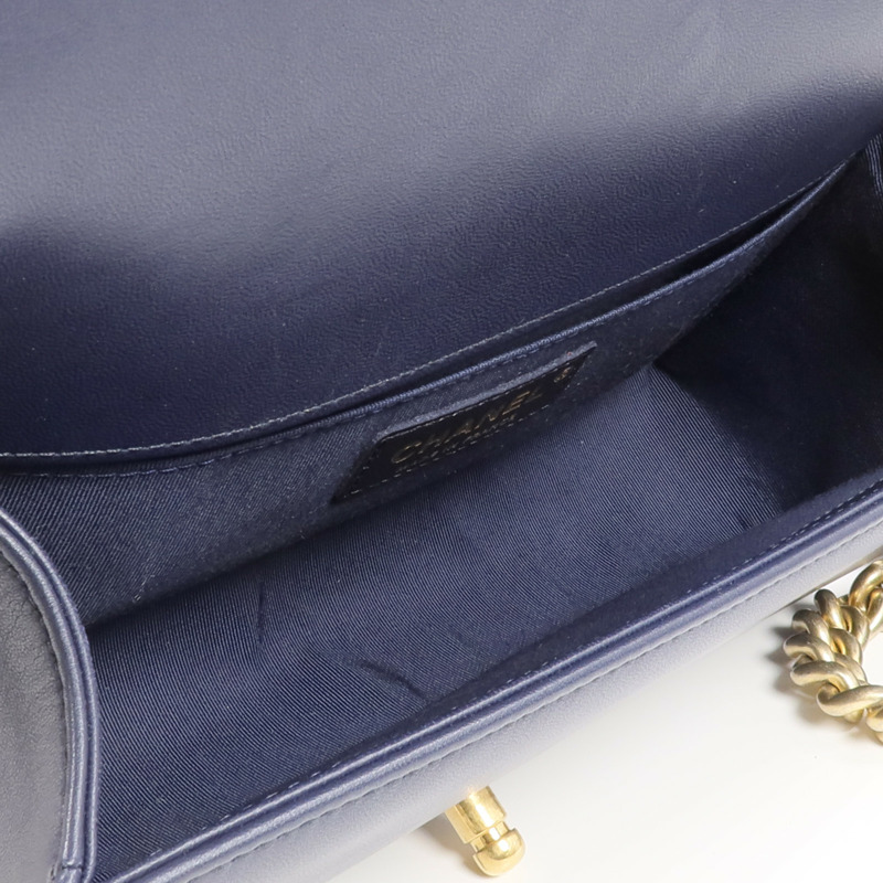 CHANEL 羊皮皮革Boy 25金扣鏈帶肩背袋-11